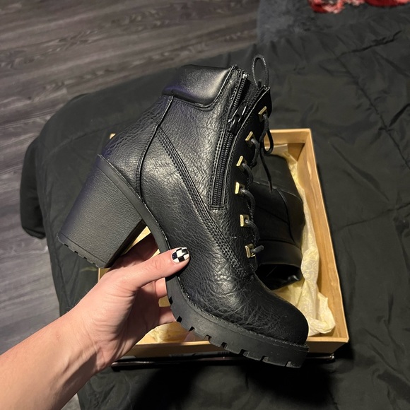 Boots - Picture 4 of 11